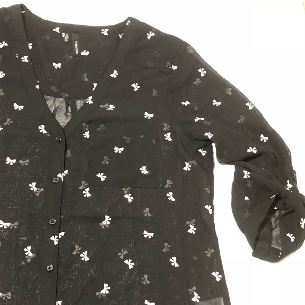 🚨 10/$20 Bundle SALE 🚨 Bow Print Size Small Sheer‎ Buttonup Pocket Top